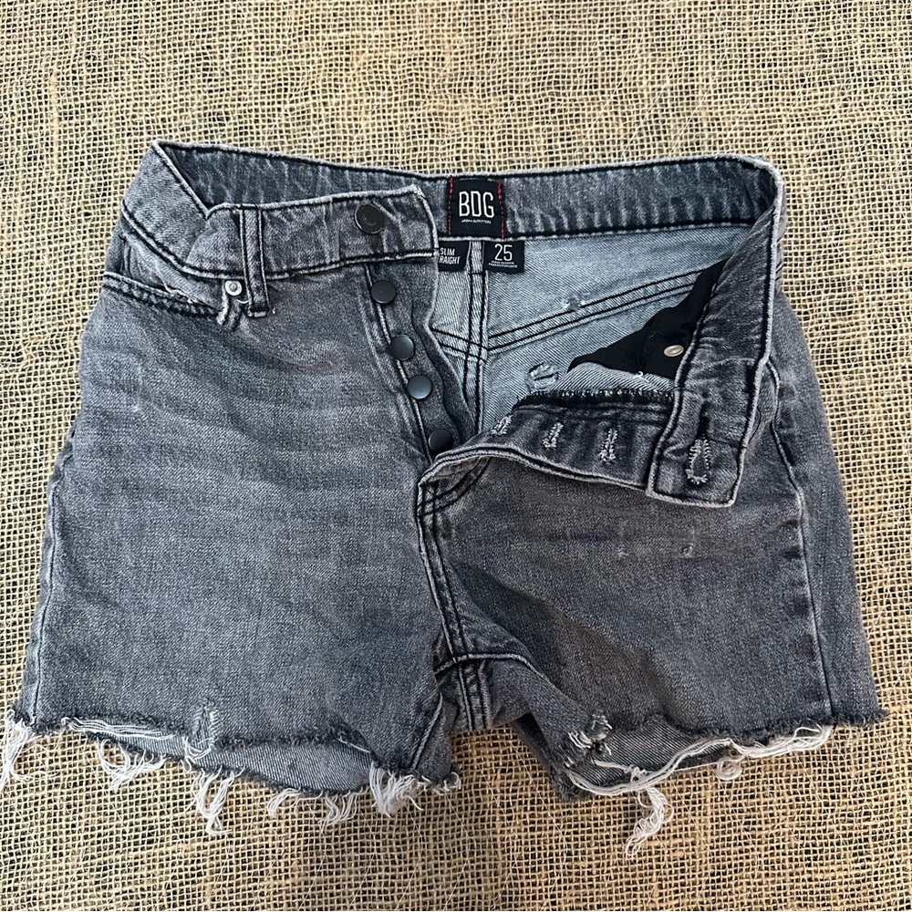 BDG URBAN OUTFITTERS S-25 SLIM STRAIGHT DISTRESSED CUT OFF SHORTS GRAY / BLACK 🩶